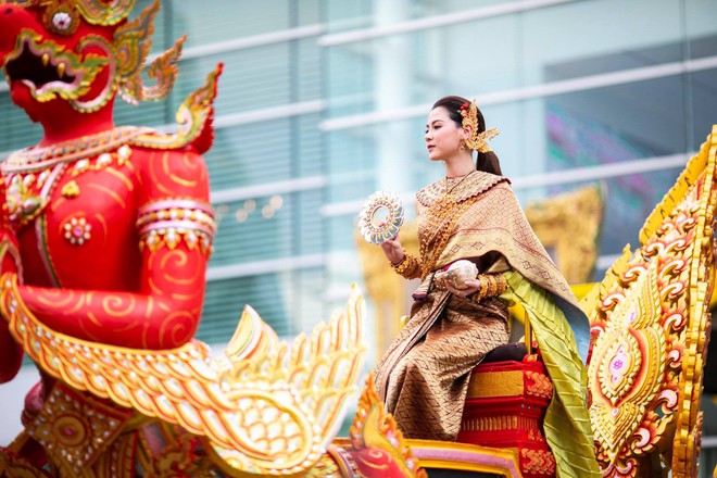 Dân tình náo loạn với nhan sắc cực phẩm của nữ thần Thungsa trong lễ Songkran 2019 tại Thái Lan - Ảnh 11.