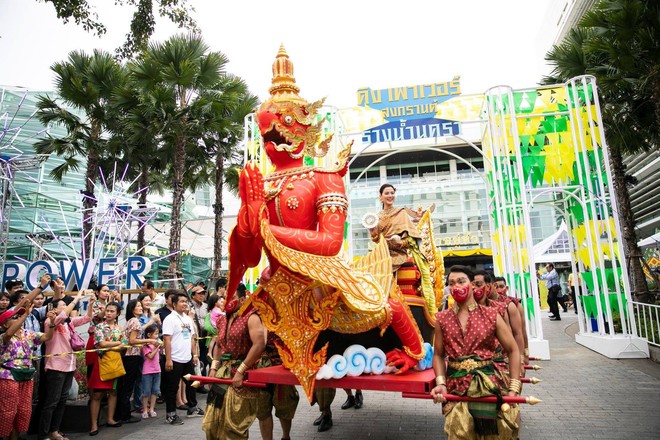 Dân tình náo loạn với nhan sắc cực phẩm của nữ thần Thungsa trong lễ Songkran 2019 tại Thái Lan - Ảnh 12.