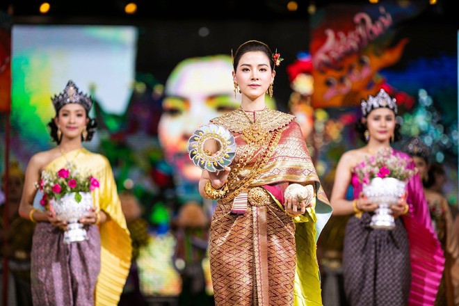 Dân tình náo loạn với nhan sắc cực phẩm của nữ thần Thungsa trong lễ Songkran 2019 tại Thái Lan - Ảnh 13.
