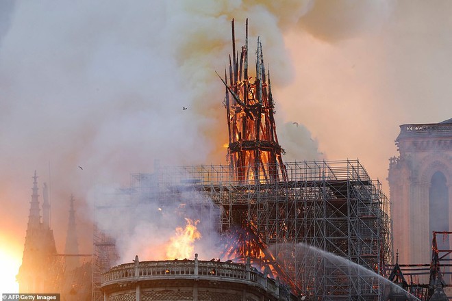 [NÓNG] Cháy lớn kinh hoàng ở Nhà thờ Đức Bà Paris: Sập đỉnh tháp, toàn bộ mái bị thiêu rụi - Ảnh 4.
