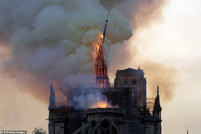 [NÓNG] Cháy lớn kinh hoàng ở Nhà thờ Đức Bà Paris: Sập đỉnh tháp, toàn bộ mái bị thiêu rụi - Ảnh 5.