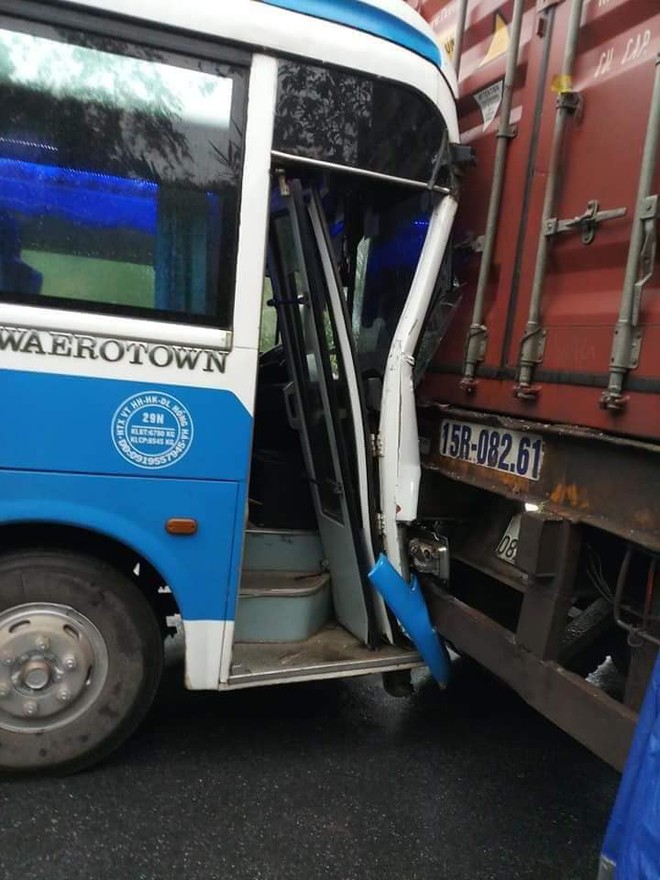 Xe khách mất phanh, tài xế nhanh trí... tông vào đuôi xe container để thoát nạn - Ảnh 2.