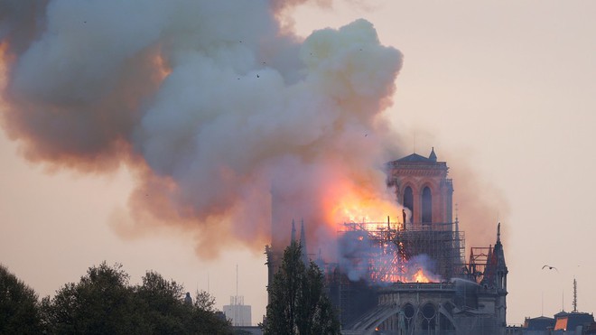 Cháy lớn kinh hoàng ở Nhà thờ Đức Bà Paris: Sập đỉnh tháp, phần lớn mái bị thiêu rụi - Ảnh 10.