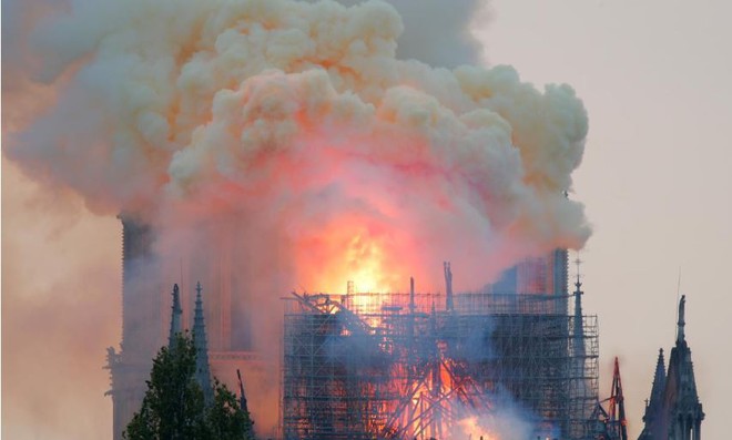 [NÓNG] Cháy lớn kinh hoàng ở Nhà thờ Đức Bà Paris: Sập đỉnh tháp, toàn bộ mái bị thiêu rụi - Ảnh 2.