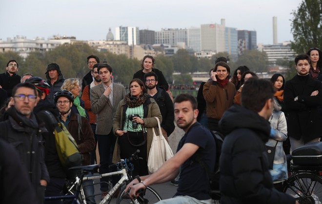 Kinh đô ánh sáng tang thương sau vụ cháy Nhà thờ Đức Bà Paris: Gần một nghìn năm lịch sử chìm trong biển lửa - Ảnh 2.