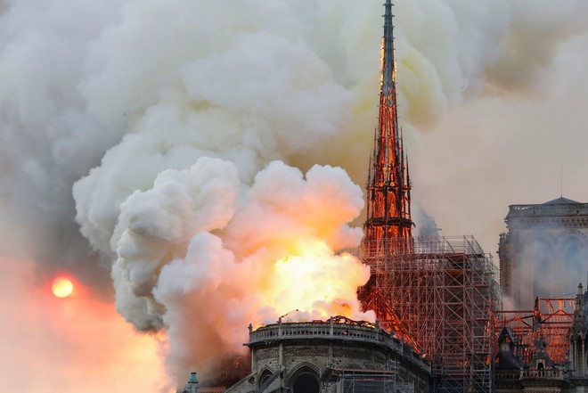 Kinh đô ánh sáng tang thương sau vụ cháy Nhà thờ Đức Bà Paris: Gần một nghìn năm lịch sử chìm trong biển lửa - Ảnh 6.