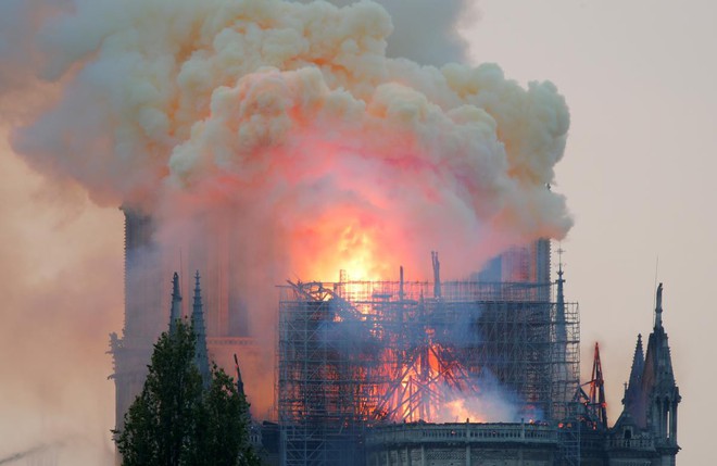 Loạt ảnh kinh hoàng về vụ hỏa hoạn lịch sử tại nhà thờ Đức Bà: Lửa như thổi bùng lên từ địa ngục - Ảnh 6.