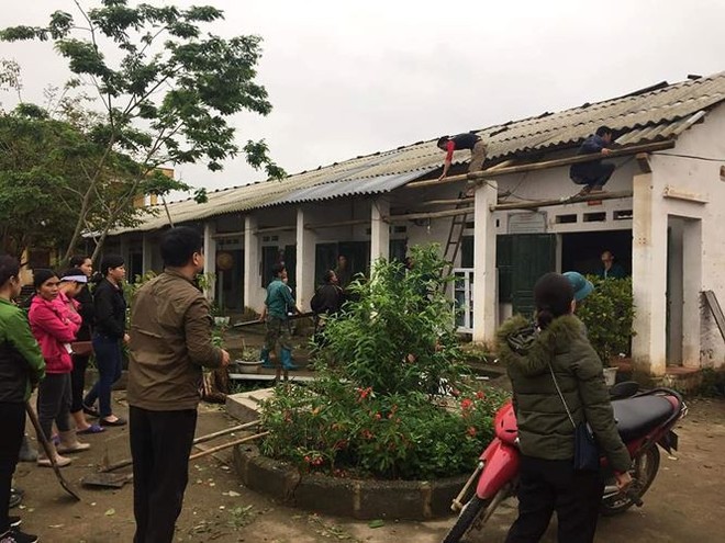 Lạng Sơn: Gần trăm nhà dân tốc mái do giông lốc - Ảnh 2.