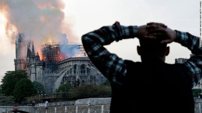 Cháy lớn kinh hoàng ở Nhà thờ Đức Bà Paris: Sập đỉnh tháp, phần lớn mái bị thiêu rụi - Ảnh 3.