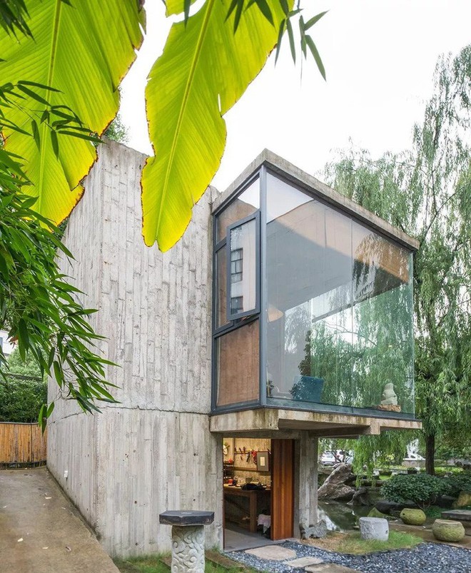 Căn nhà 2 tầng thô mộc theo phong cách Nhật Bản với lớp tường kính kết nối thiên nhiên, ẩn chứa vạn điều bất ngờ khiến nhiều người thích thú - Ảnh 2.