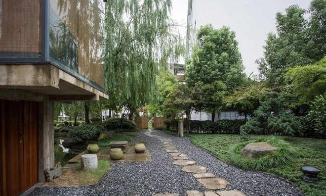 Căn nhà 2 tầng thô mộc theo phong cách Nhật Bản với lớp tường kính kết nối thiên nhiên, ẩn chứa vạn điều bất ngờ khiến nhiều người thích thú - Ảnh 3.