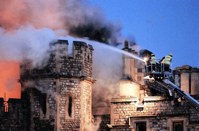 4 công trình lịch sử tại châu Âu từng bị quỷ lửa tấn công như Nhà thờ Đức Bà Paris - Ảnh 2.
