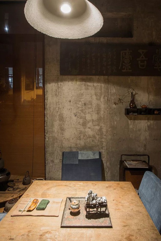 Căn nhà 2 tầng thô mộc theo phong cách Nhật Bản với lớp tường kính kết nối thiên nhiên, ẩn chứa vạn điều bất ngờ khiến nhiều người thích thú - Ảnh 10.