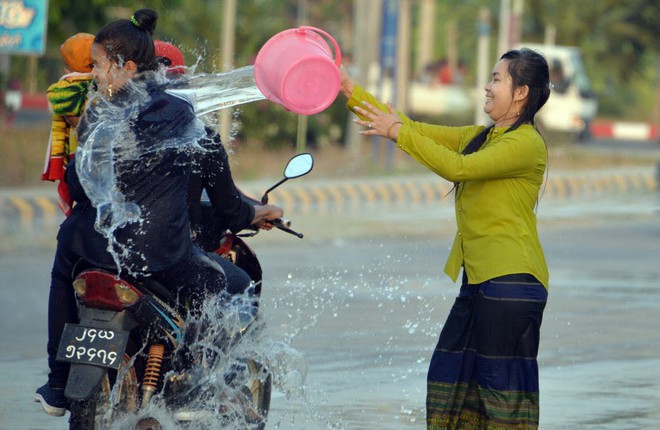 24h qua ảnh:  Cô gái té nước vào người đi đường ở Myanmar - Ảnh 2.