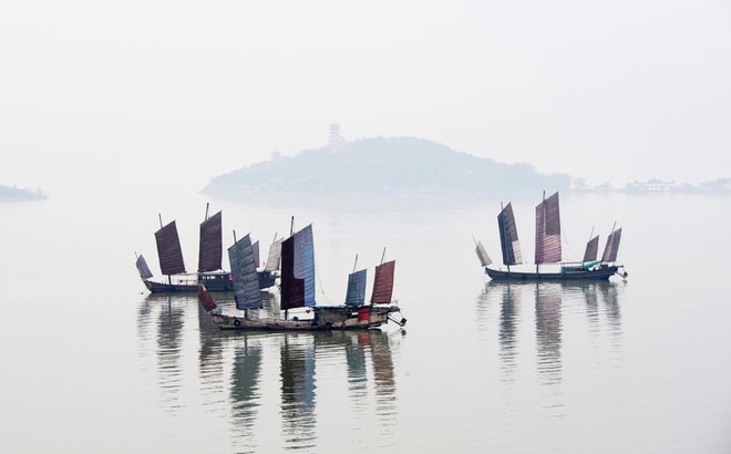 24h qua ảnh:  Cô gái té nước vào người đi đường ở Myanmar - Ảnh 8.