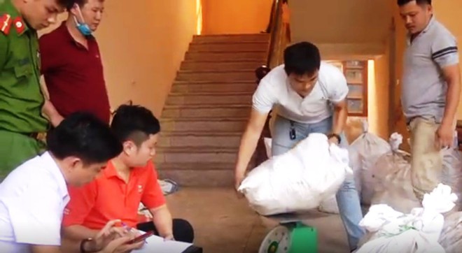 Vụ bắt giữ gần 1 tấn ma túy đá ở Nghệ An: Từ đống rác ven đường đến nhà kho toàn loa thùng - Ảnh 6.