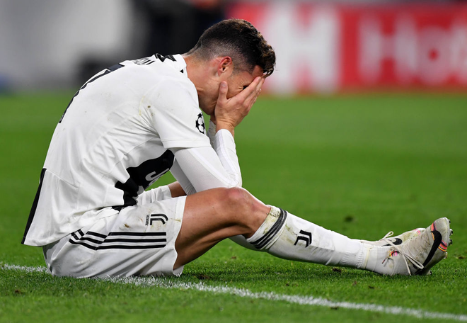 Cristiano Ronaldo, một trong những cầu thủ bóng đá hàng đầu của thế giới, cũng có lúc buồn bã và cần tìm lại năng lượng để đứng lại sau những trận đấu căng thẳng. Xem bức ảnh này và hiểu được rằng ngay cả những người nổi tiếng cũng cần phải được chăm sóc và quan tâm.
