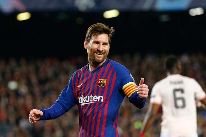 Chỉ cần đi bộ, Lionel Messi cũng khiến hàng thủ MU khốn khổ - Ảnh 1.