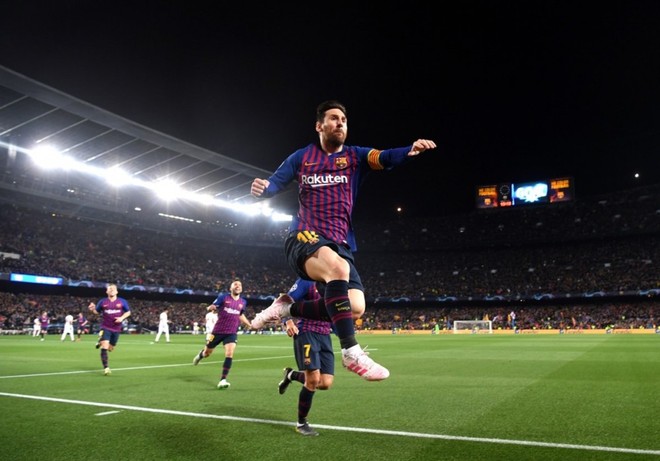 Chỉ cần đi bộ, Lionel Messi cũng khiến hàng thủ MU khốn khổ - Ảnh 3.