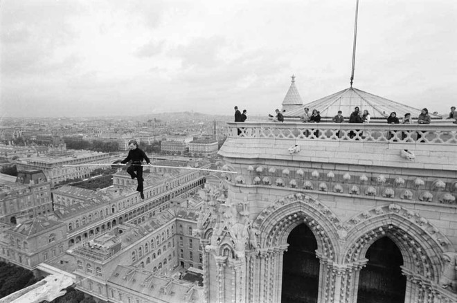 Trước khi bị ngọn lửa hung tàn nhấn chìm, ít ai biết Nhà thờ Đức Bà Paris từng chứng kiến màn đi dây huyền thoại qua 2 đỉnh tháp chuông - Ảnh 6.