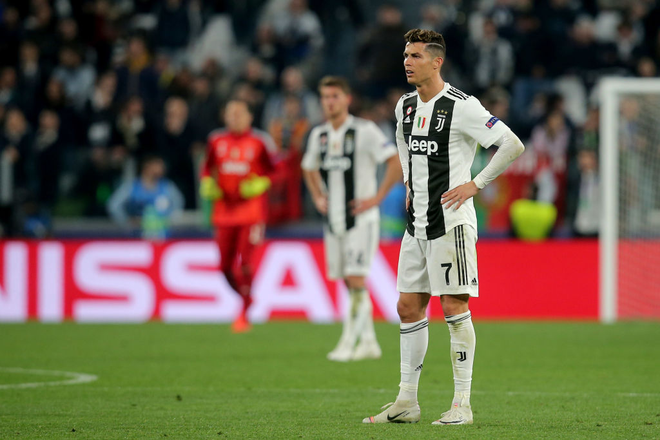 Ám ảnh khoảnh khắc Ronaldo ôm mặt buồn bã đến bất lực: Trong bóng đá, một cánh én đôi khi không thể làm nên được mùa xuân - Ảnh 7.