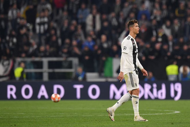 Ám ảnh khoảnh khắc Ronaldo ôm mặt buồn bã đến bất lực: Trong bóng đá, một cánh én đôi khi không thể làm nên được mùa xuân - Ảnh 8.