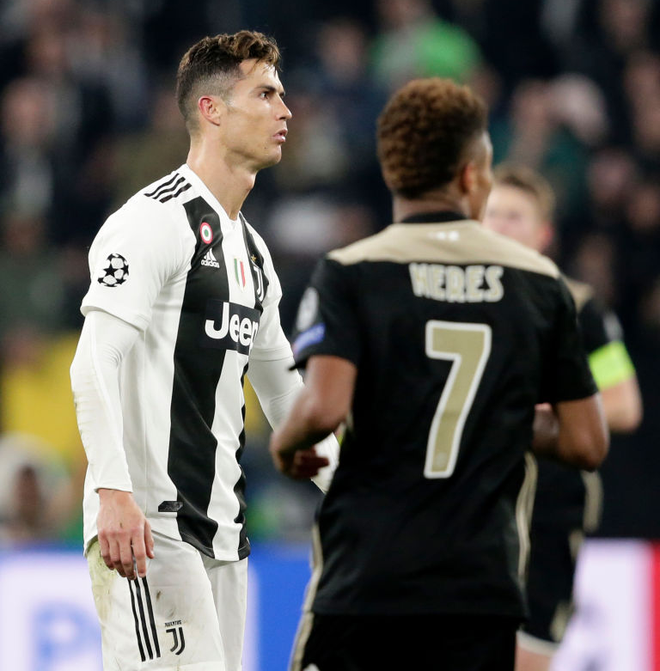 Ám ảnh khoảnh khắc Ronaldo ôm mặt buồn bã đến bất lực: Trong bóng đá, một cánh én đôi khi không thể làm nên được mùa xuân - Ảnh 9.