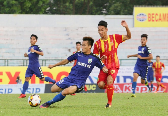 Hành trình gian nan của cậu bé đánh giày đến sàn diễn V-League - Ảnh 1.