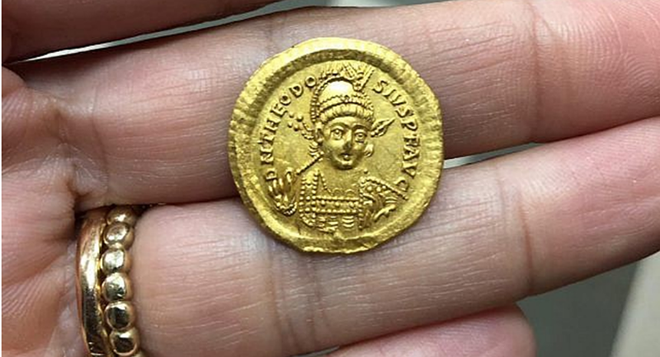 Đi leo núi, bất ngờ nhặt được tiền vàng 1.600 năm tuổi - Ảnh 3.
