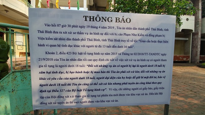 Người dân đứng cổng TAND TP Thái Bình bàn tán về vụ dâm ô tập thể nữ sinh lớp 9 - Ảnh 1.
