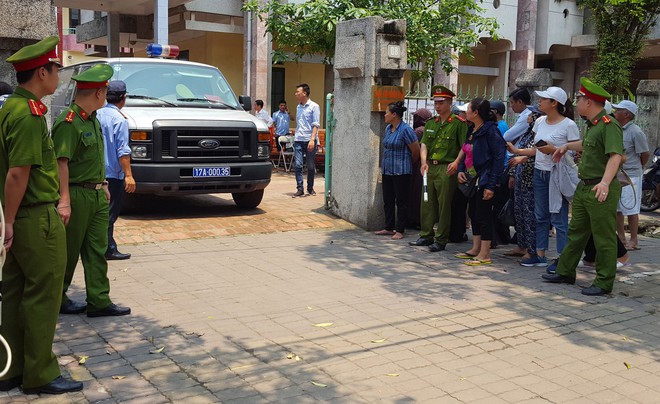 Người dân đứng cổng TAND TP Thái Bình bàn tán về vụ dâm ô tập thể nữ sinh lớp 9 - Ảnh 2.