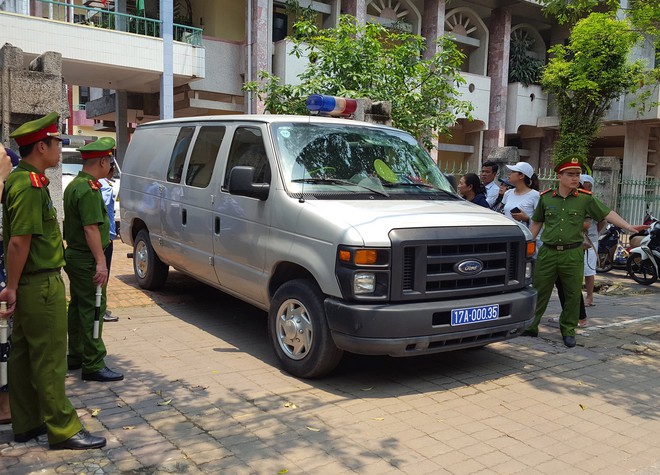 Người dân đứng cổng TAND TP Thái Bình bàn tán về vụ dâm ô tập thể nữ sinh lớp 9 - Ảnh 3.