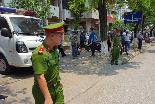 Người dân đứng cổng TAND TP Thái Bình bàn tán về vụ dâm ô tập thể nữ sinh lớp 9 - Ảnh 8.