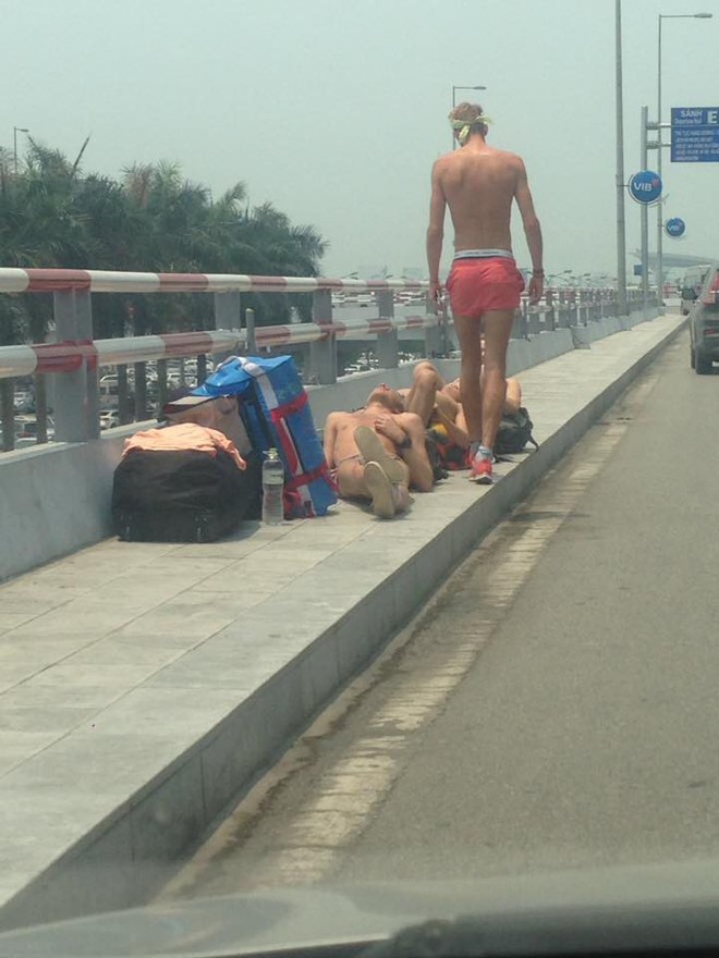 Nằm tắm nắng 40 độ ở sảnh sân bay Nội Bài, nhóm Tây ba lô gây tranh cãi trên MXH - Ảnh 2.