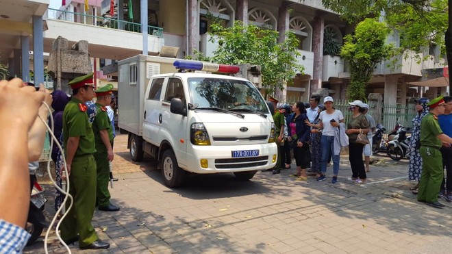 Vì sao người dân không được vào dự tòa xử cựu thượng tá công an dâm ô nữ sinh lớp 9? - Ảnh 1.