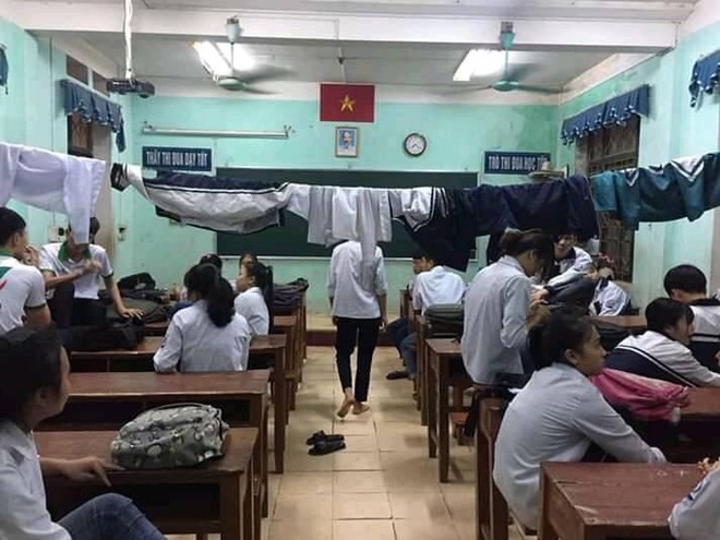 Khổ như học sinh đi học mùa mưa: Quần áo ướt sũng, lớp học biến thành chỗ phơi đồ - Ảnh 1.