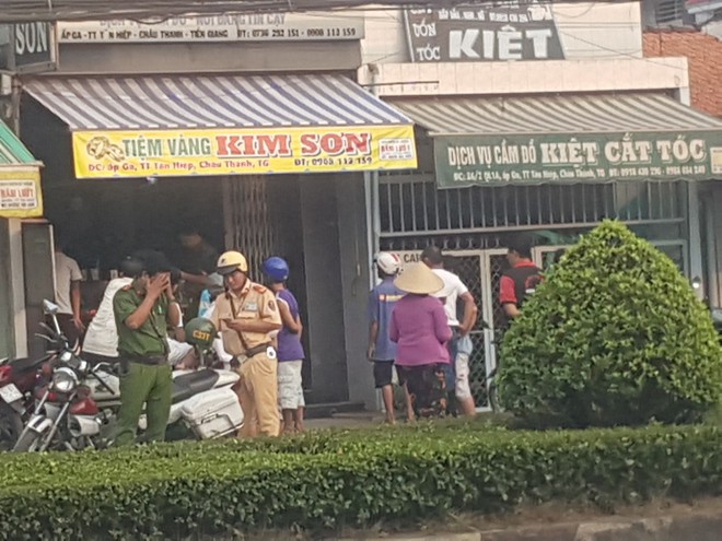 Cướp tiệm vàng bị bắt, thanh niên yêu cầu được công an che mặt khi giải đi - Ảnh 1.