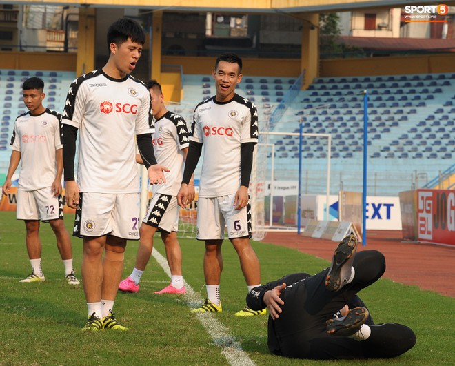 Trở lại lĩnh xướng hàng phòng ngự Hà Nội FC, Đình Trọng thét gào trên sân chỉ đạo anh em tập chiến thuật - Ảnh 2.