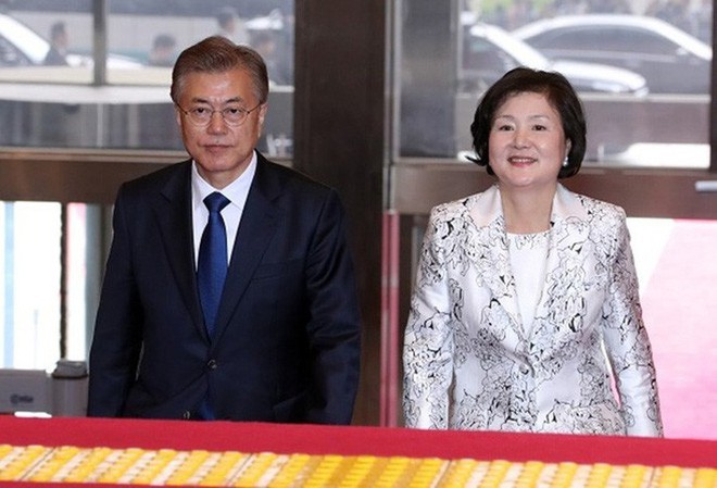 Chuyện tình chông gai của Tổng thống Hàn Quốc và nữ ca sĩ quyết từ bỏ showbiz vì chồng - Ảnh 1.