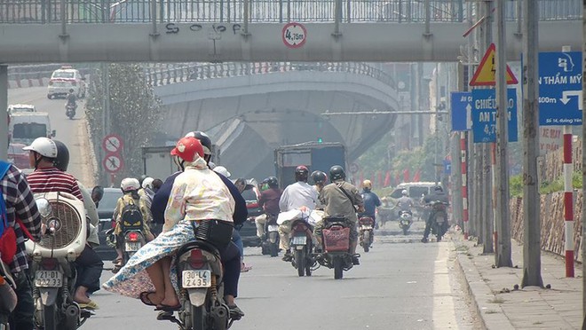 Nắng như đổ lửa, phố đi bộ Hồ Gươm vắng tanh ngày cuối tuần - Ảnh 12.