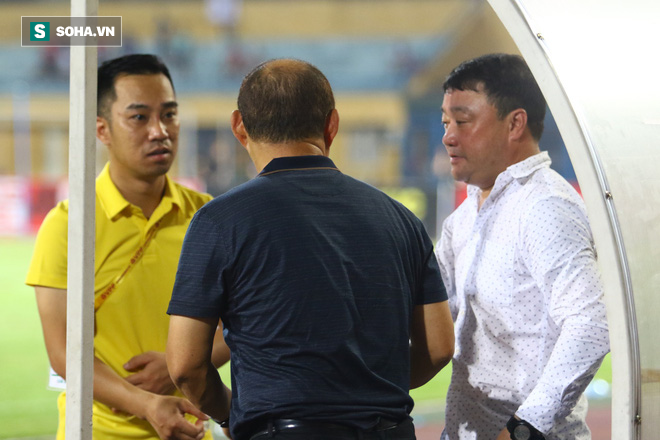 Xuống tận sân thăm hỏi học trò, HLV Park Hang-seo làm lơ thủ môn Bùi Tiến Dũng - Ảnh 2.