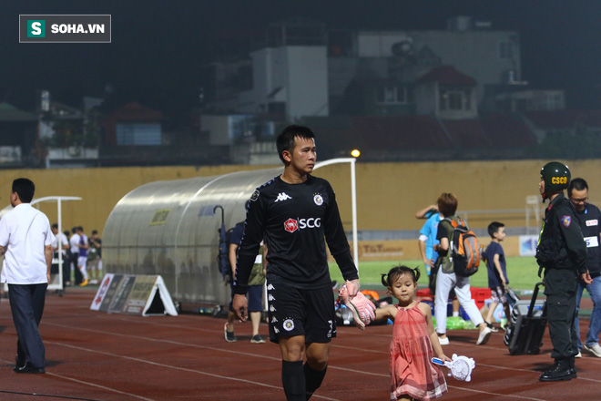 Xuống tận sân thăm hỏi học trò, HLV Park Hang-seo làm lơ thủ môn Bùi Tiến Dũng - Ảnh 7.