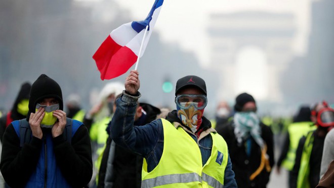 Vụ hỏa hoạn giữa bối cảnh biểu tình có giúp Tổng thống Macron chuyển bại thành thắng? - Ảnh 2.