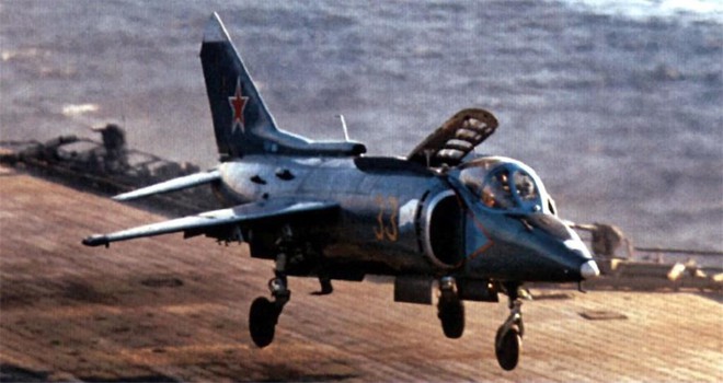 [ẢNH] Nhìn lại vụ tiêm kích hạm siêu độc đáo của Liên Xô rơi ngoài khơi Việt Nam - Ảnh 3.