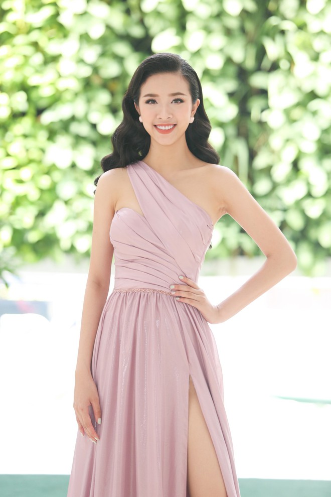 Hoa hậu Trần Tiểu Vy lộng lẫy, đọ sắc với Đỗ Mỹ Linh - Ảnh 11.