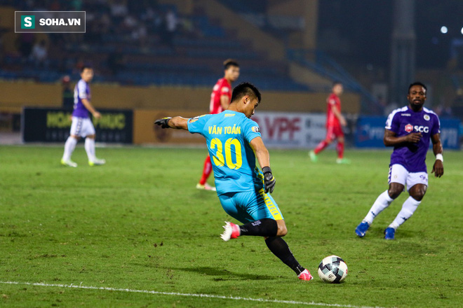 Thám sát V.League, thầy Park đã tìm được nhân tố khiến thủ môn Bùi Tiến Dũng phải lo lắng - Ảnh 2.