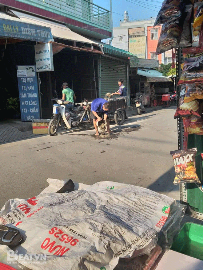 Giữa trưa nắng oi ả, hành động của người đàn ông khiến bao người ngạc nhiên - Ảnh 3.