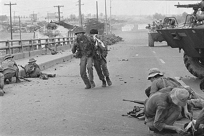 Ngôi sao vàng trên lá cờ Việt Nam: Ngôi sao vàng trên lá cờ Việt Nam nổi tiếng với ý nghĩa đón đầu và suy nghĩ về sự nghiệp cách mạng. Hãy xem những hình ảnh đẹp nhất về ngôi sao vàng trên lá cờ Việt Nam và tìm hiểu thêm về ý nghĩa của nó trong lịch sử và đời sống của người Việt Nam. Các thông tin được cập nhật thường xuyên, vì vậy bạn có thể tìm thấy được những hình ảnh mới nhất và hấp dẫn nhất về ngôi sao vàng trên lá cờ Việt Nam.