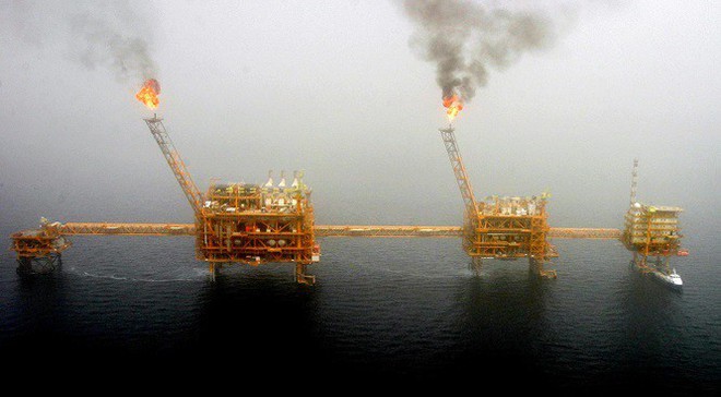 Mỹ cấm nhập khẩu dầu thô từ Iran: Giá dầu tăng đột biến - Ảnh 1.