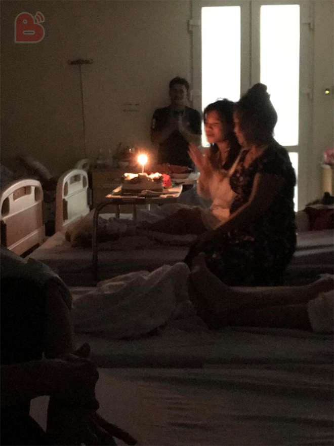 Con gái nằm viện và chiếc bánh sinh nhật dành cho mẹ khiến cả phòng bệnh nghẹn ngào - Ảnh 2.